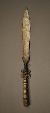 ASIE Extrémitée d'une lance à lame gravée et à manche en bronze décoré d'un visage...