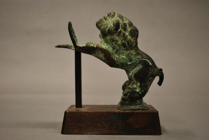 CHINE 
Figurine dans le style archaïque en bronze à patine verte représentant un...