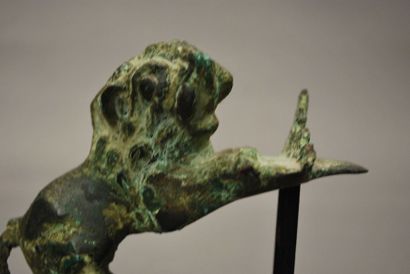 CHINE 
Figurine dans le style archaïque en bronze à patine verte représentant un...