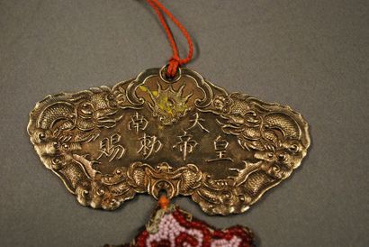 CHINE Bijou pectoral en bronze et perles.
Vers 1900.
Dim: 4 x 8 cm