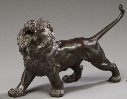 JAPON 
Bronze à patine brune figurant un lion debout rugissant. au revers marque...