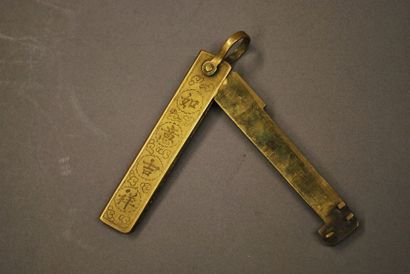 JAPON 
Elément en bronze ciselé et doré.
XIXe siècle.
Long.: 7 cm (lot non repro...