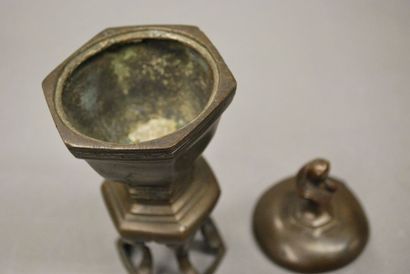 CHINE 
Urne couverte miniature en bronze patiné à pans sur pied ajouré.
Prise formant...