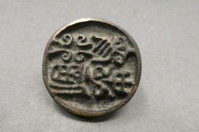 ASIE DU SUD EST 
Cachet circulaire en bronze à six caractères.
Diam.: 3,5 cm (lot...