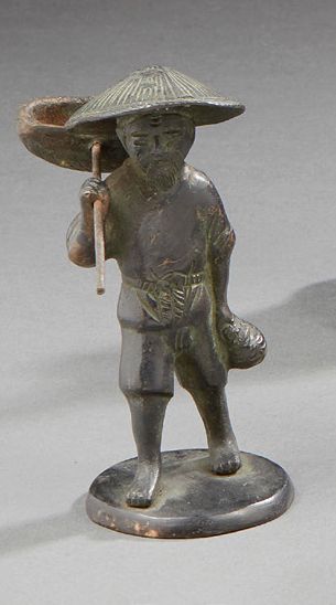 JAPON 
Petite figurine en bronze représentant un pêcheur.
XXe siècle
Dim. : 11 c...