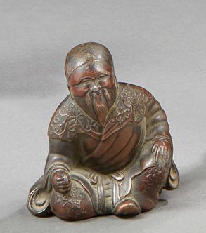 JAPON 
Figurine en bronze à patine brun-rouge représentant un lettré assis.
Période...