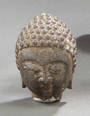 ASIE DU SUD EST 
Petite tête de bouddha en bronze.
Dim.: 8 cm