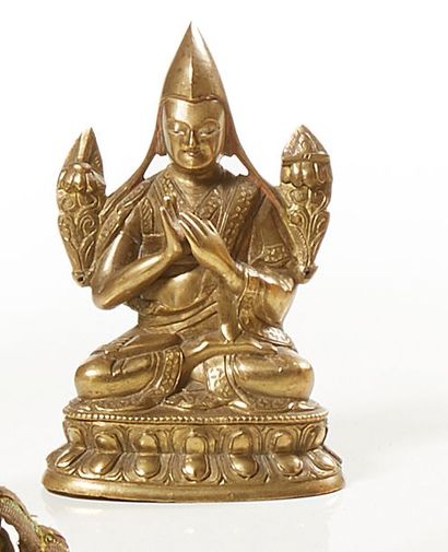 CHINE 
Statuette en bronze doré représentant un lama assis en position du lotus sur...