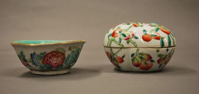 CHINE 
Ensemble en porcelaine composé d'une boîte polylobée en forme et a décor de...