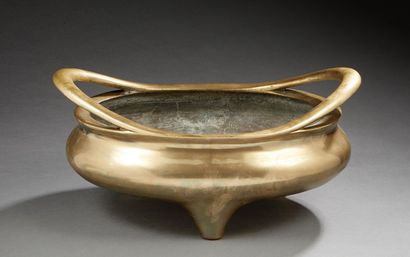 CHINE 
Grand brule-parfums de forme ovale en bronze à deux anses ajourées reposant...