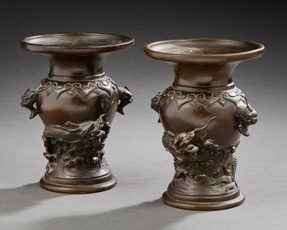 JAPON 
Paire de petits vases en bronze à patine brune décorés en léger relief de...