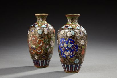 JAPON 
Deux paires de vases miniature en bronze cloisonné. L'une de forme balustre,...