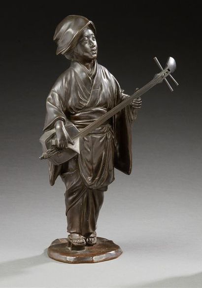 JAPON 
Figurine en bronze à patine brune représentant une musicienne.
Période Meiji...