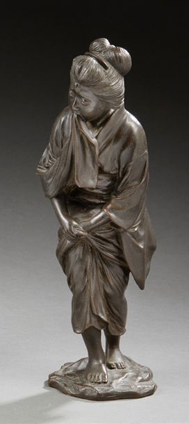 JAPON 
Figurine en bronze à patine brune représentant une femme en kimono.
Période...
