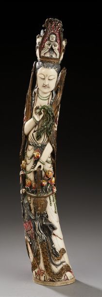 JAPON 
Importante et grande figurine en ivoire sculpté traité en polychromie représentant...