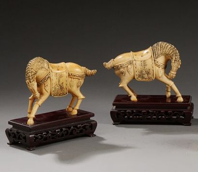 CHINE 
Paire de chevaux en ivoire sculpté.
Vers 1900
H.: 10 cm