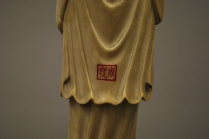 CHINE 
Statuette en ivoire sculpté figurant un homme au chapeau.
Vers 1930.
H.: 27...