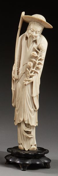 CHINE 
Statuette en ivoire sculpté figurant un homme au chapeau.
Vers 1930.
H.: 27...