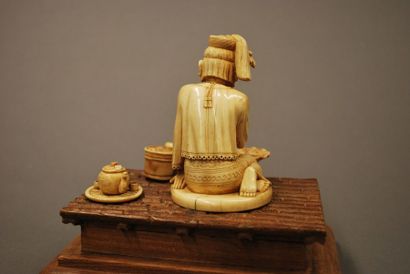 JAVA 
Figurine en ivoire sculpté représentant une habitante de Java en costume traditionnel...