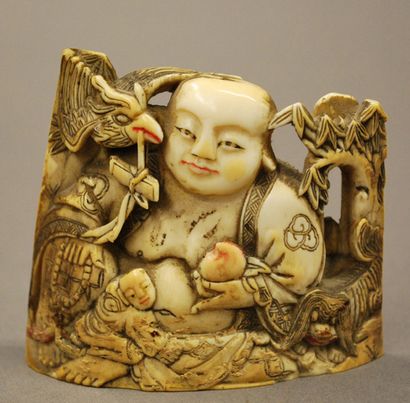 CHINE 
Sujet en ivoire representant bouddha accompagné d'un phénix et d'un enfant,...