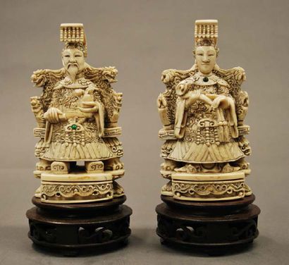 CHINE 
Paire de personnages assis en ivoire sculptée. Vers 1900.
H.: 13 cm (hors...