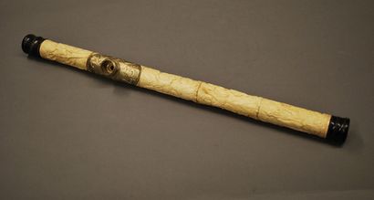 ASIE 
Pipe à opium en os sculpté à décor de sages et d'idéogrammes.
Long: 55 cm (accidents...