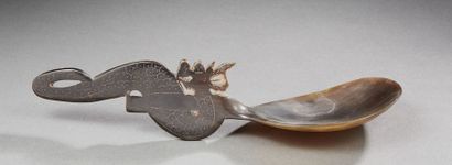 ASIE 
Cuillère en corne pressée avec dragon.
Vers 1950/1960.
Dim.: 23 cm