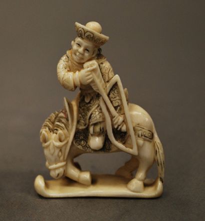 JAPON 
Petit sujet en ivoire figurant un musicien sur un cheval.
Période MEIJI (1868-1912).
H.:...