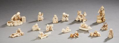 JAPON 
Lot de 16 netsukés et petits okimonos en ivoire sculpté principalement de...