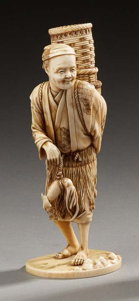 JAPON 
Bel okimono en ivoire sculpté représentant un pêcheur supportant des nasses...
