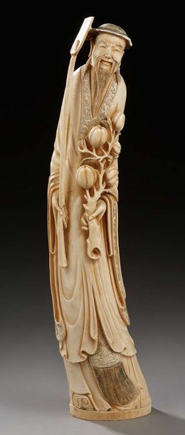 JAPON 
Grande figurine en ivoire sculpté représentant un homme tenant d'une main...