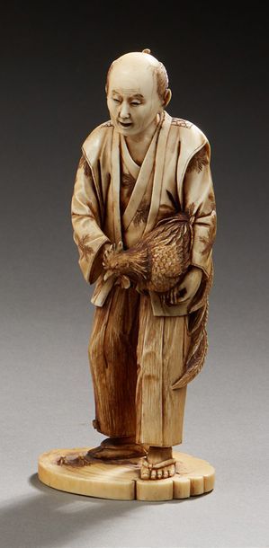 JAPON 
Okimono en ivoire sculpté représentant un paysan debout sur un tertre tenant...