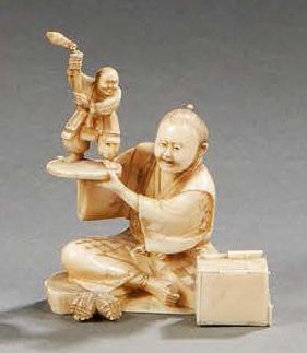 JAPON 
Okimono en ivoire sculpté représentant un marchand présentant une statuette...