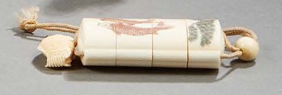 JAPON 
Inro en ivoire sculpté à quatre compartiments à décor gravé de poissons-chats
Premier...