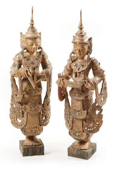 ASIE DU SUD EST 
Paire de statuettes représentant des serviteurs bouddhiques en bois...