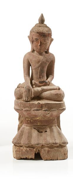 ASIE DU SUD EST 
Statuette en bois sculpté représentant bouddha sur son socle lotiforme.
XVIIIe...