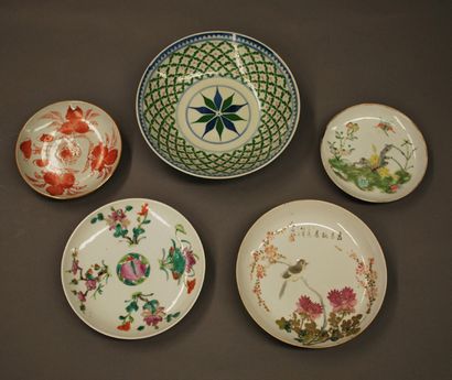 CHINE 
Ensemble composé d'un plat creux à motif de rosaces et de cinq petite assiettes...