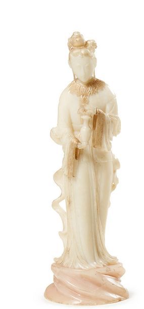 CHINE 
Grande figurine en stéatite blanche, rehaussée de dorures, sculptée représentant...