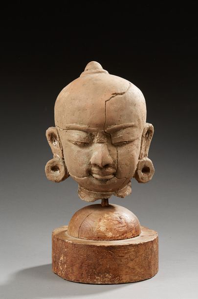 INDE ou HIMALAYA 
Tête en terre cuite représentant un dieu du panthéon bouddhique....