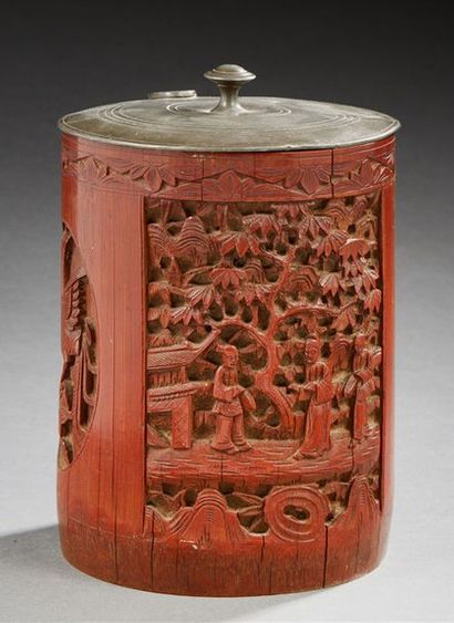 CHINE 
Porte-pinceaux cylindrique en bambou sculpté de phénix et de personnages.
XIXe...