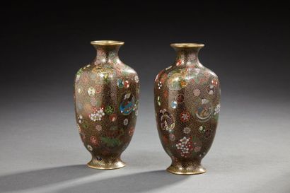 JAPON 
Paire de vases balustre miniatures en émaux cloisonnés à décors de fleurs...