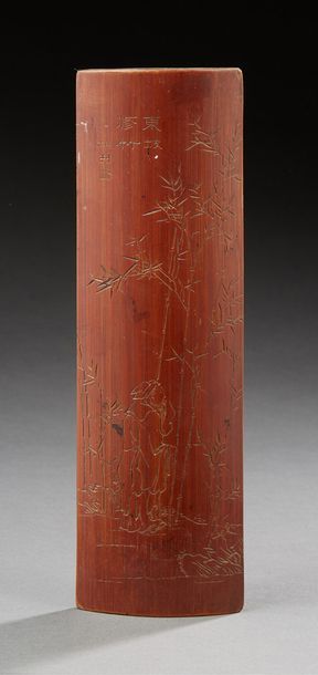 CHINE 
Tablette en bambou à décor incisé d'un personnage dans une forêt de bambous.
Vers...