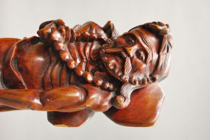 JAPON 
Grand okimono en bois sculpté figurant un viellard au collier.
Epoque Meiji.
H.:...