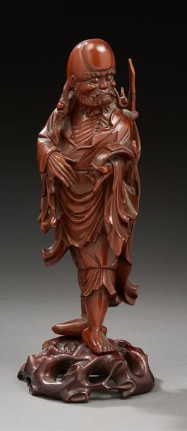 JAPON 
Okimono en bois fruitier sculpté représentant un dignitaire
Période MEIJI...