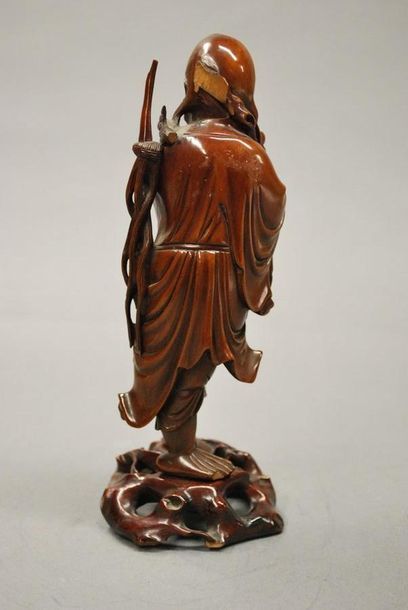 JAPON 
Okimono en bois fruitier sculpté représentant un dignitaire
Période MEIJI...