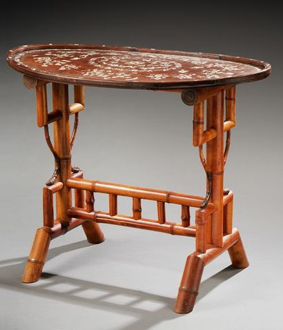 ASIE 
Table en bois avec pied en bambou et plateau ovale incrusté d'éléments en nacre
Dim.:...