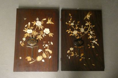 ASIE 
Paire de panneaux à décor en relief en nacre et bois de branchages fleuris...