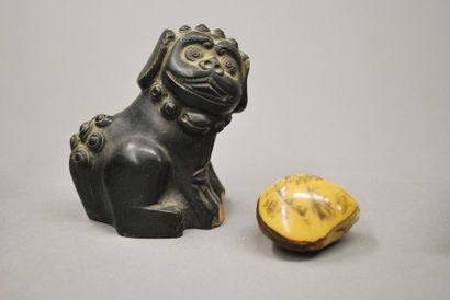 CHINE ET JAPON 
Important ensemble de petits objets comprenant; un sujet en porcelaine...