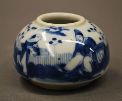 CHINE 
Rince pinceaux en porcelaine blanc bleu à décor d'asiatique XIXe siècle H.:...