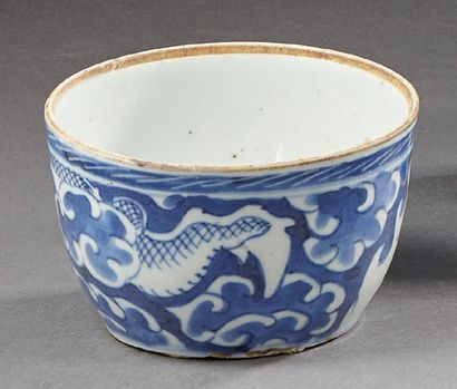 CHINE 
Petit bol bol en porcelaine bleue et blanche à décor de nuages et d'un dragon...